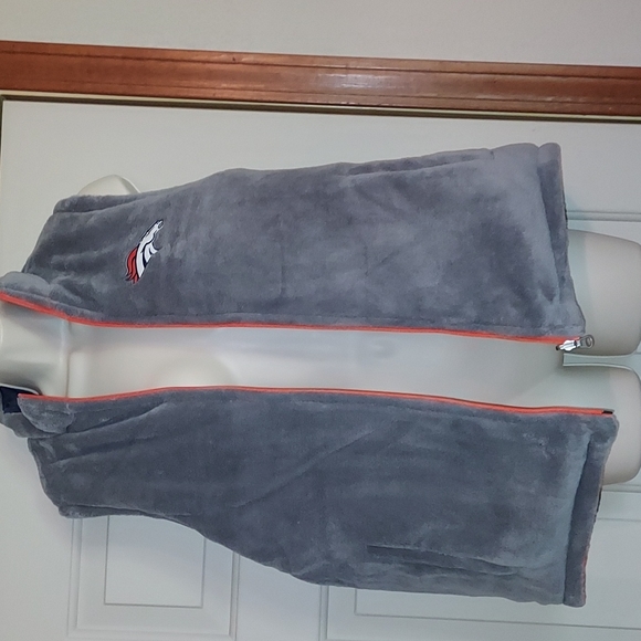 NWT women's Orange & gray Denver Broncos logo reversible zip up vest. Size L - Picture 4 of 5